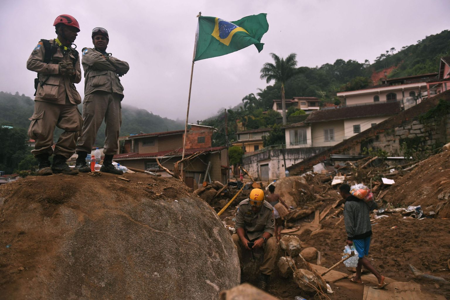 Päästetöötajad Brasiilia tulvadest räsitud linnas Petrópolises.