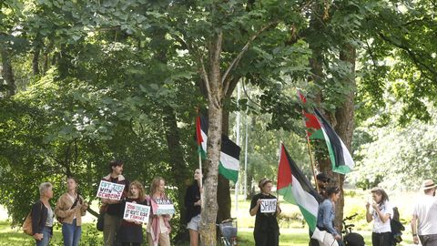 FOTOD ⟩ Kadriorus võeti Iisraeli president vastu protestiga