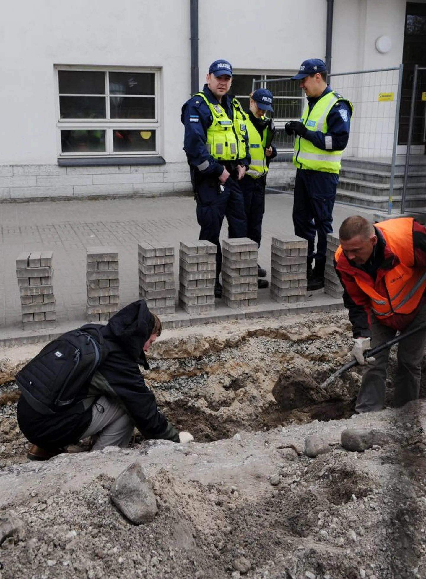 Täna leidi tee-ehituse käigus Kunderi tänaval umbes 30-40 aastat vanad inimluud.