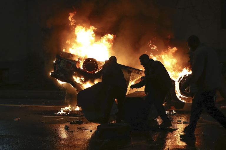 Бомбы против протестующих, горящие машины - против власти.