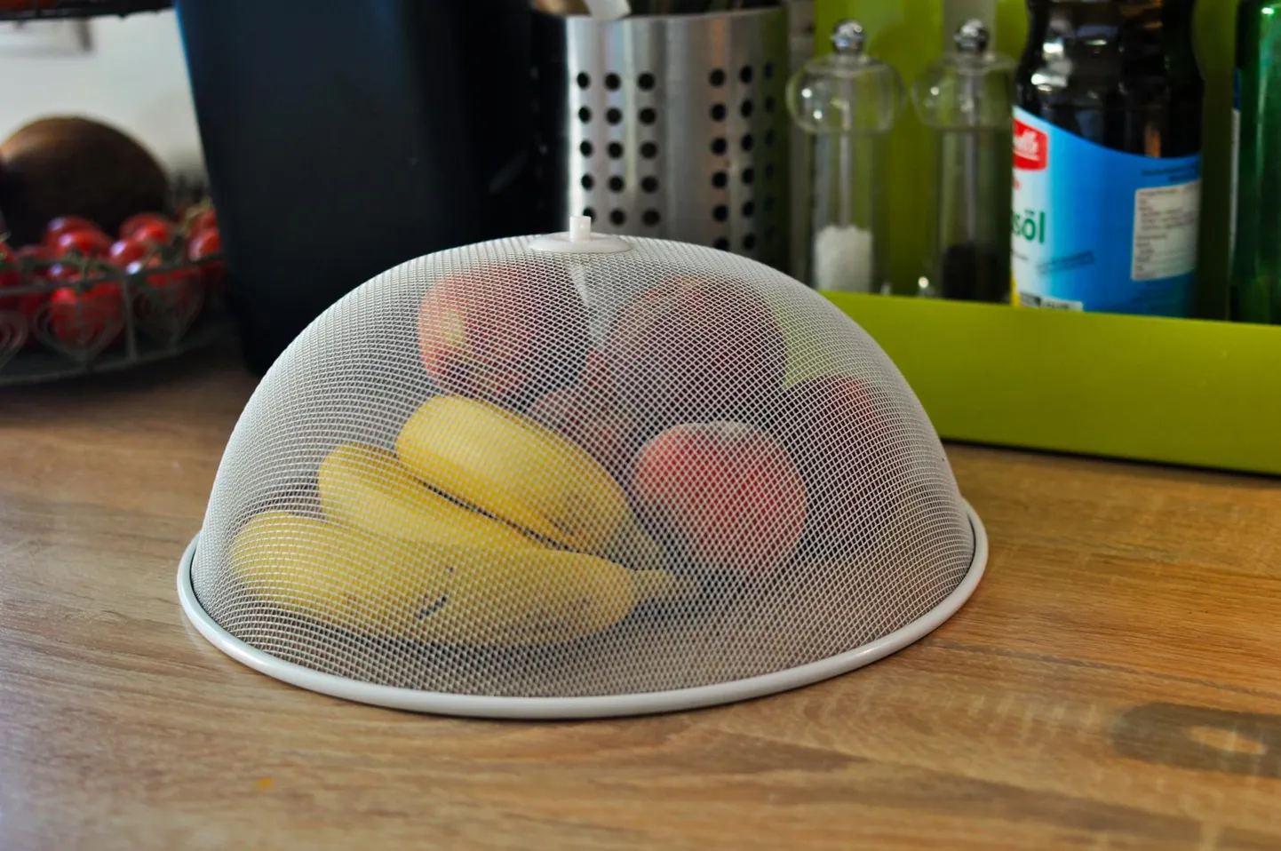 Puuviljad on mõttekas kaane alla peitu panna – isegi pealtnäha terve koorega viljas leiavad kärbsed ikka tillukese ava.2 × Shutterstock