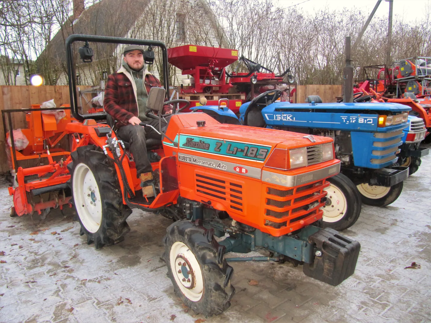 Nordamuse tegevjuht Aijar Kangus kinnitab, et tema istumise all olev Poola päritolu väiketraktor teeb korralikku tööd.