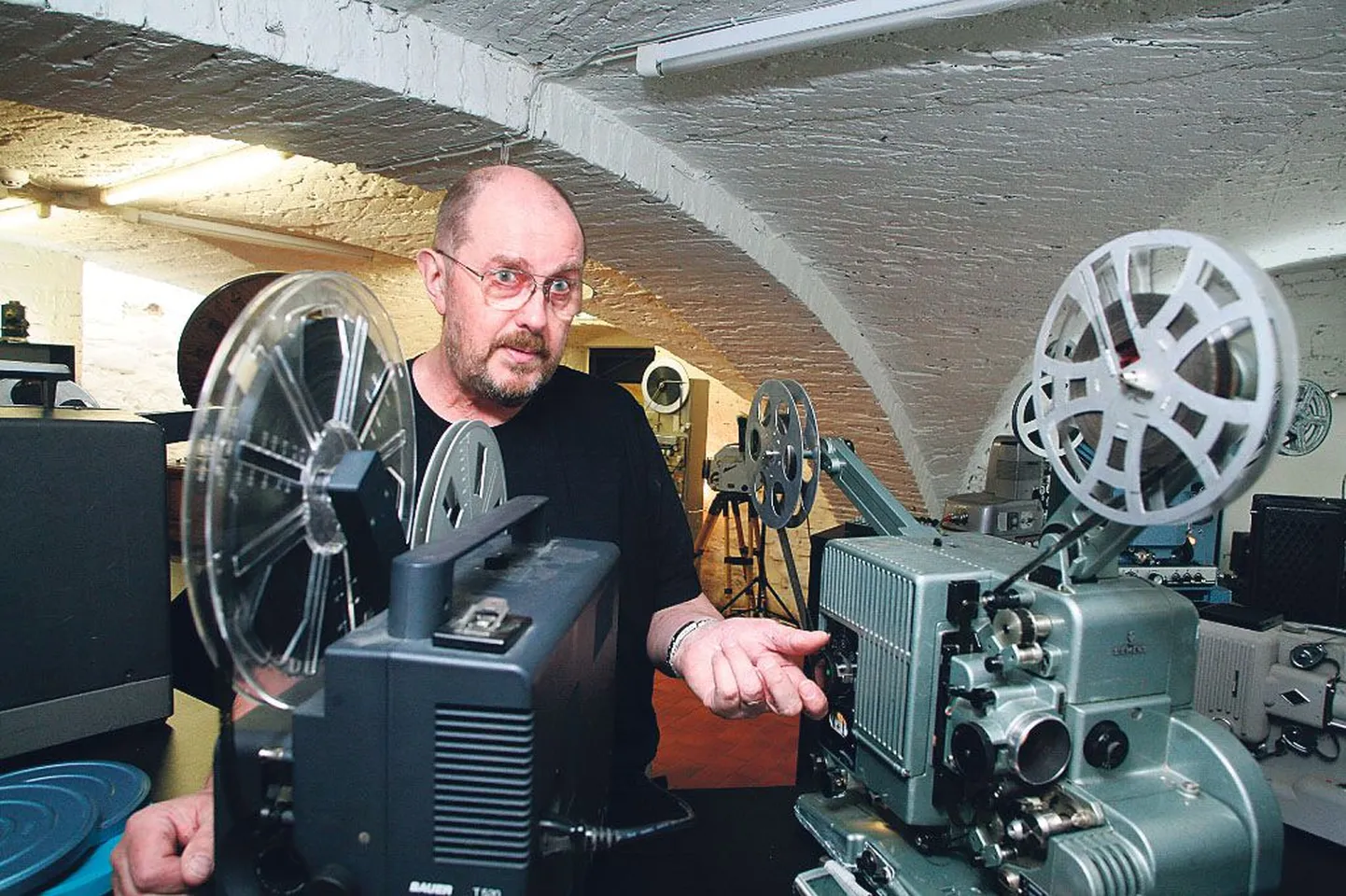 Jaak Elling on näitusele “Kino ajalugu esemetes” rivistanud eksponaate, millest staažikamad on tublisti üle 90 aasta vanad. Näituseruumi südamikus on filmide kaemiseks väljas plejaad projektoreid.
