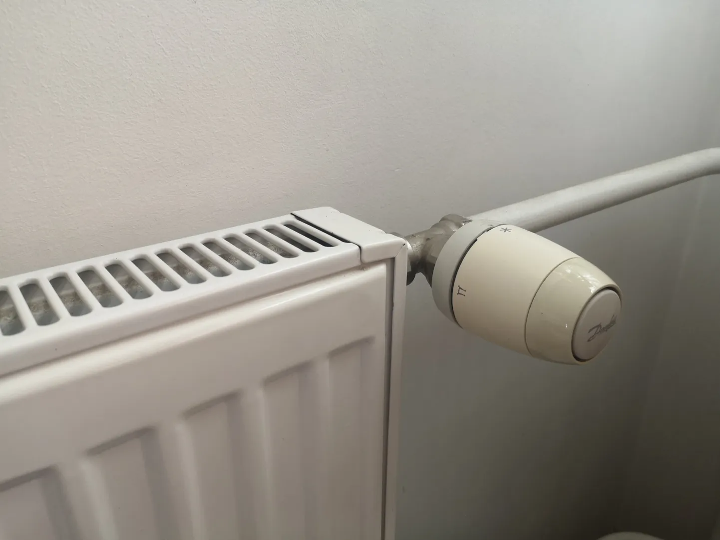 Keskkütteradiaator termostaadiga