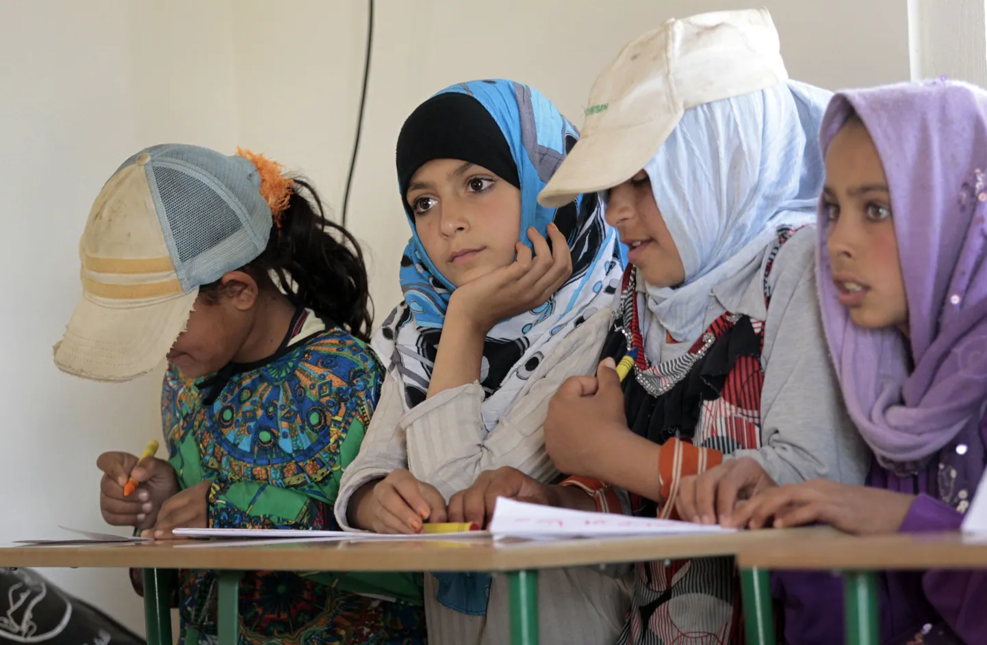 Сирийские дети на школьном уроке в лагере беженцев. Иллюстративное фото.