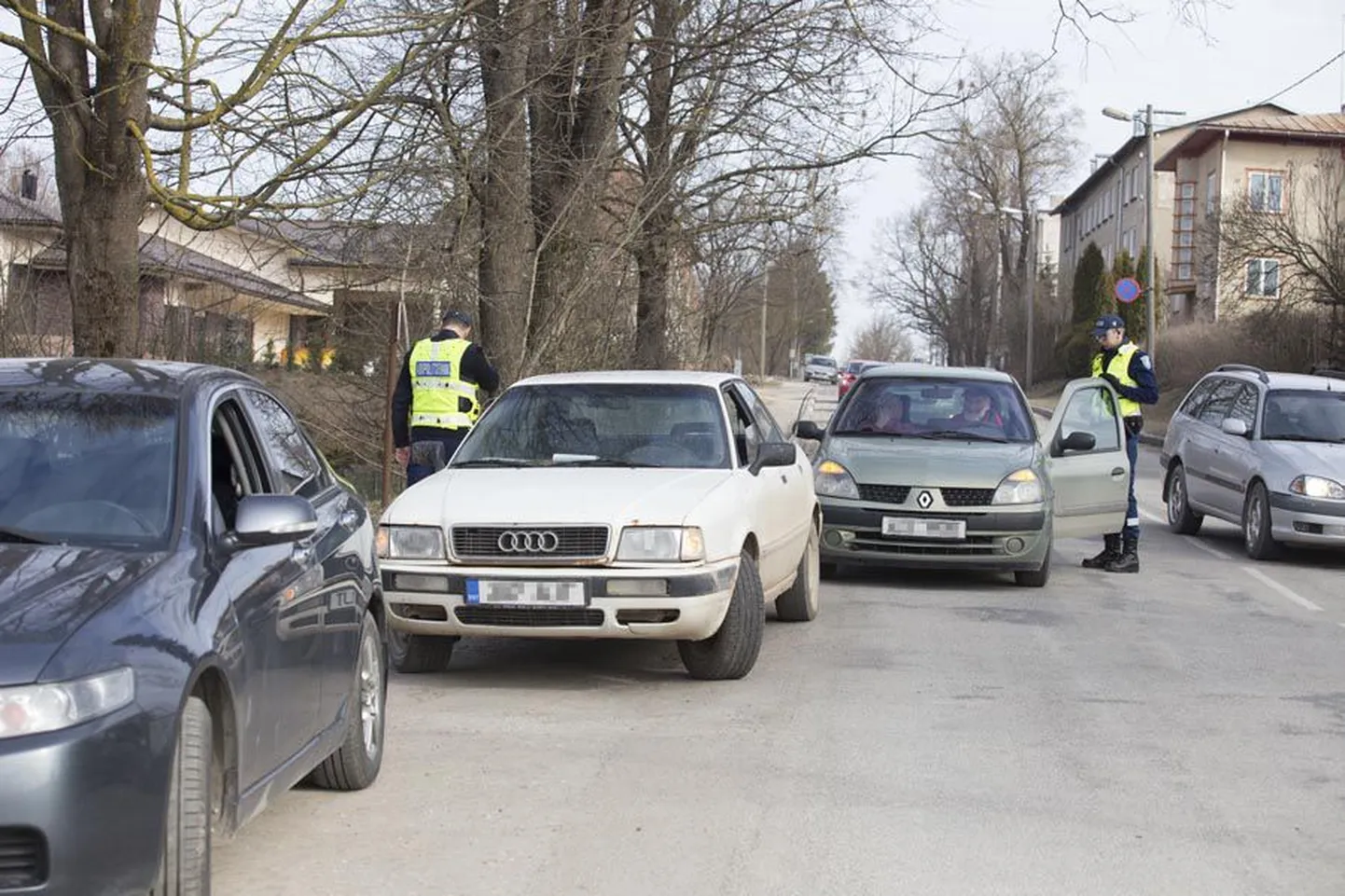 Eile Viljandi kesklinnas tehtud liikluskontrolli ajal peatasid politseinikud tunni ajaga kümmekond sõidukit, mille roolis olev inimene rääkis kas mobiiltelefoniga või sõitis kinnitamata turvarihmaga.