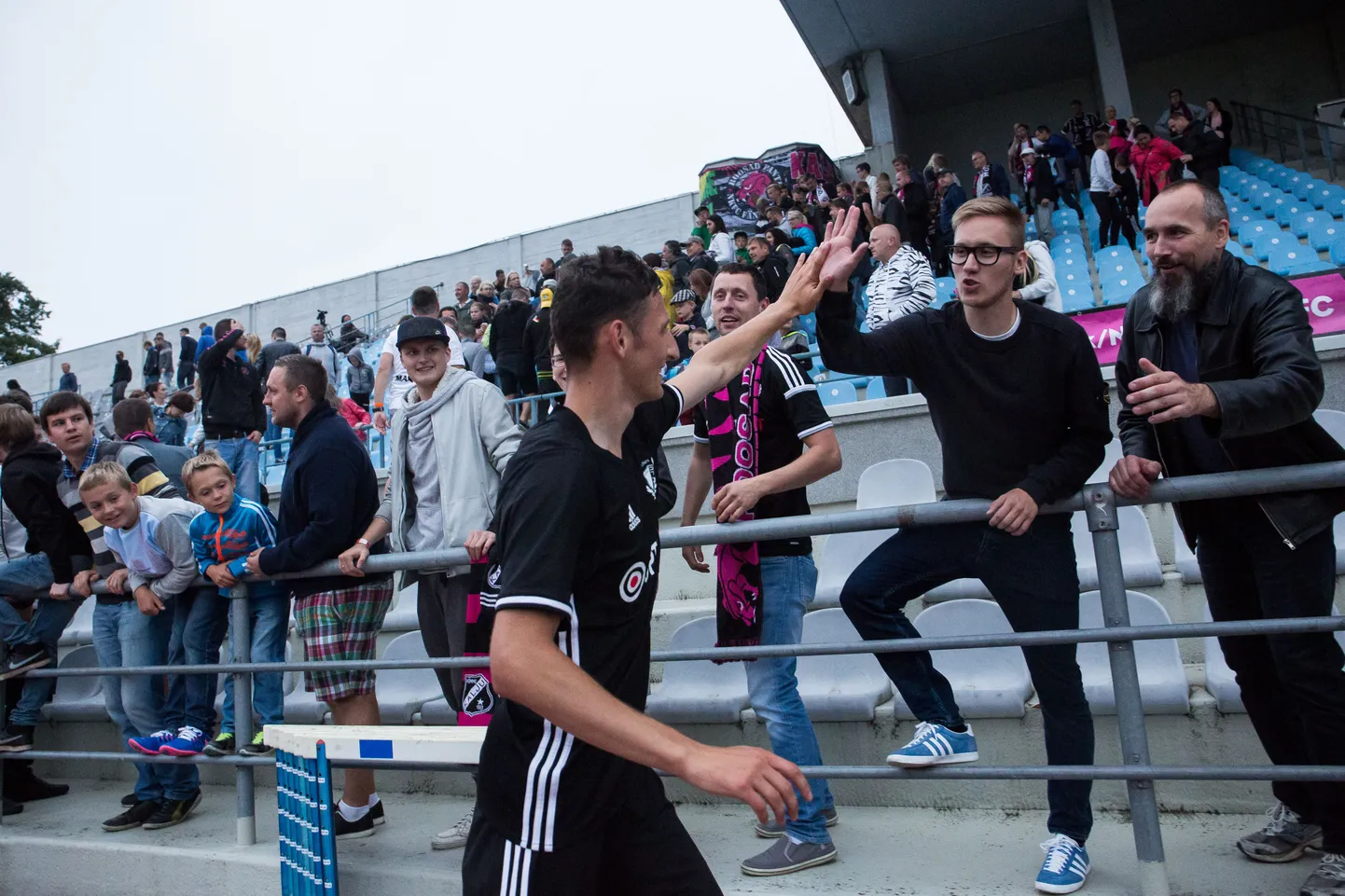 Футболисты "Нымме Калью" и зрители поздравляют друг друга после победы над "Хайфой".