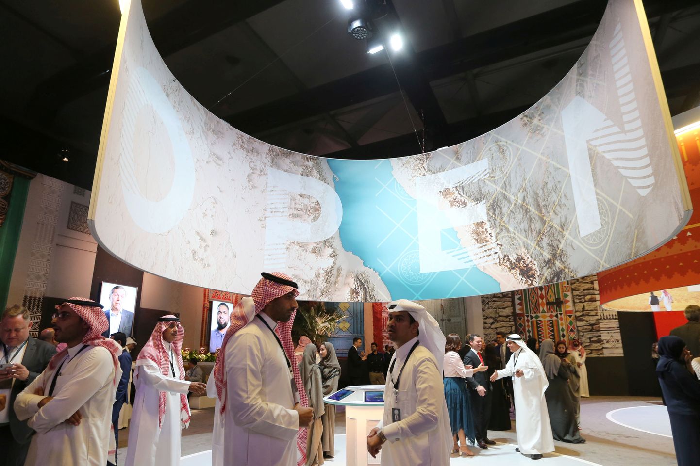 Saudi Araabia mehed reedel pealinnas Ar-Riyad´is asuvas Diriyah´s kuningriigi uue turismiviisa teatavaks tegemise tseremoonial.