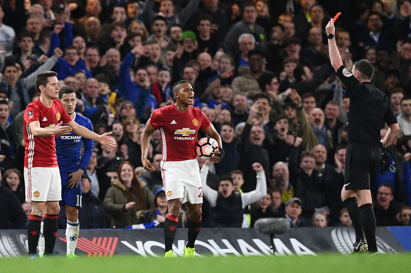 Ander Herrera (vasakul) punast kaarti teenimas.