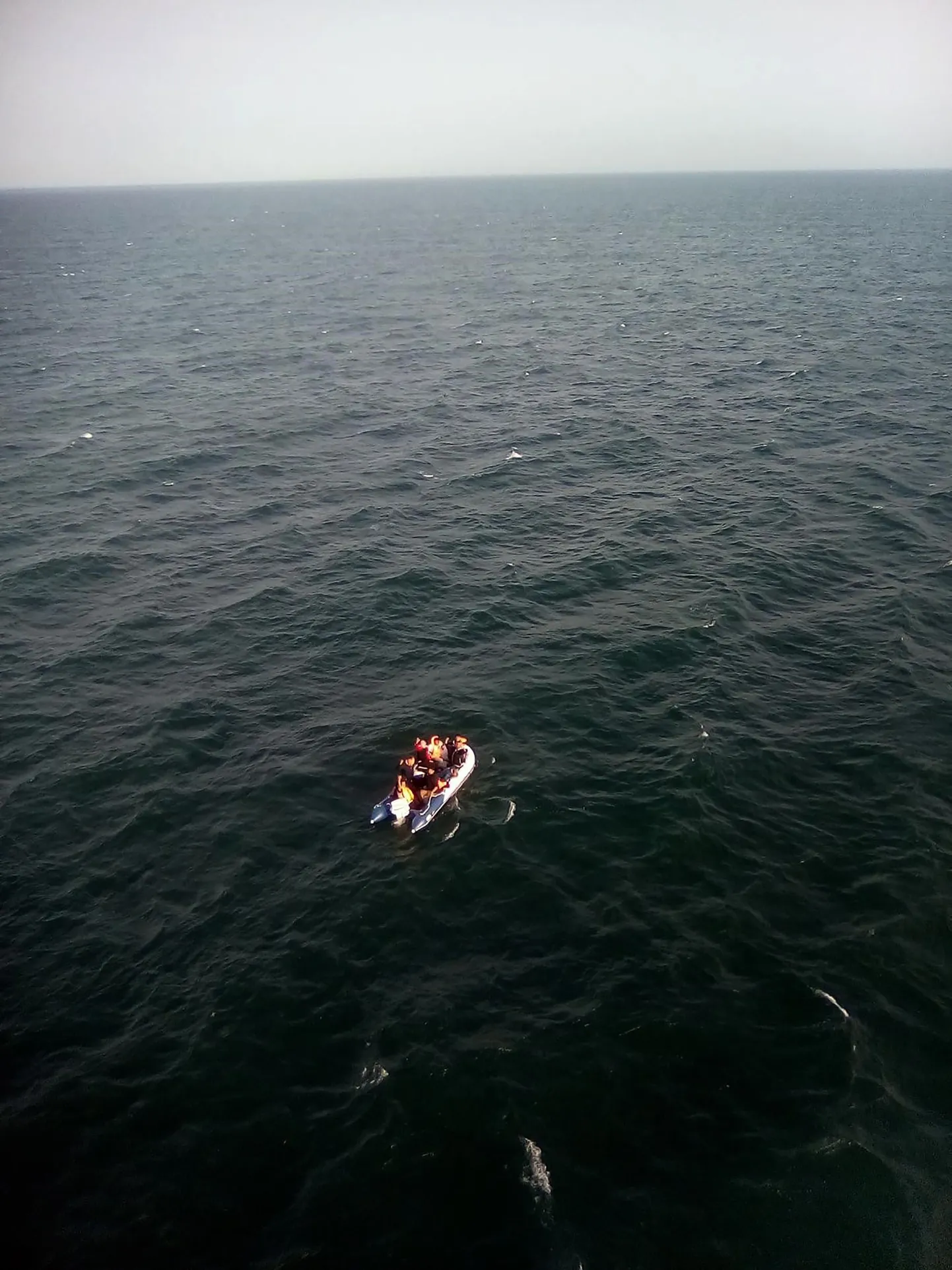 Prantsuse rannavalve helikopterilt juulis 2019 tehtud foto migrantidest La Manche'i väinas Calais' lähedal. Prantslaste teatel oli väikeses paadis 11 inimest, kes päästeti. Sel aastal on üha rohkem migrante üritanud jõuda üle Prantsusmaad ja Suurbritanniat lahutava väina