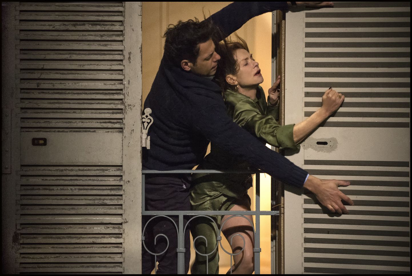 Patrick (Laurent Lafitte) aitab Michèle´il (Isabelle Huppert) aknaluuki sulgeda.