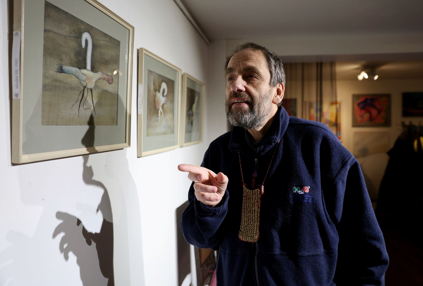Jaan Malin räägib Mikkeli galerii seinale kinnitatud joonistustest, mille autor on tema isa Ilmar Malin.
