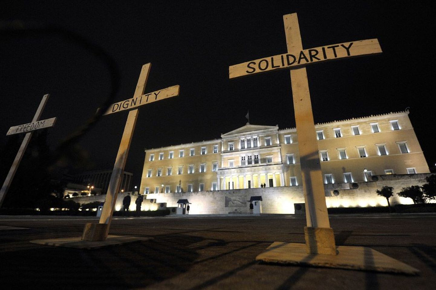 Selle aasta aprillis ilmusid pärast apteeker Dimitris Christuoulase enesetappu Ateenas Kreeka parlamendihoone ees sinna kolm risti, millel kirjas «solidaarsus», «väärikus», «vabadus».