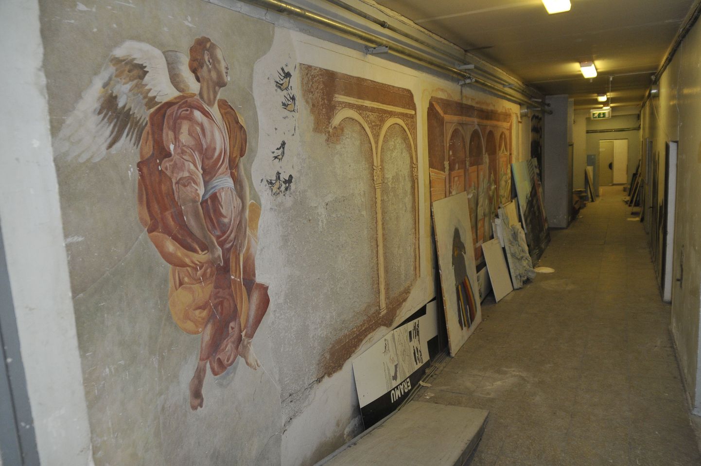 Ангел со «средневековой» фрески  еще осеняет своими крылами пустые коридоры покинутого дома.