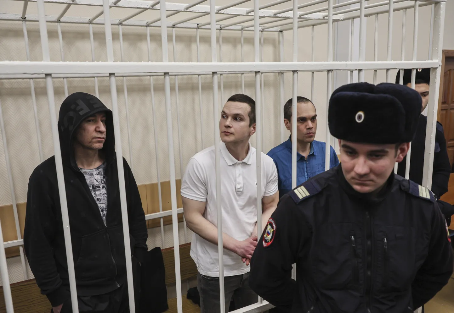 Vene opositsioonijuhi Aleksei Navalnõi advokaadid Igor Sergunin (vasakul), Aleksei Liptser (keskel) ja Vadim Kobzev (paremal) Petuški kohtus kohtuotsust ootamas. 17. jaanuar 2025.