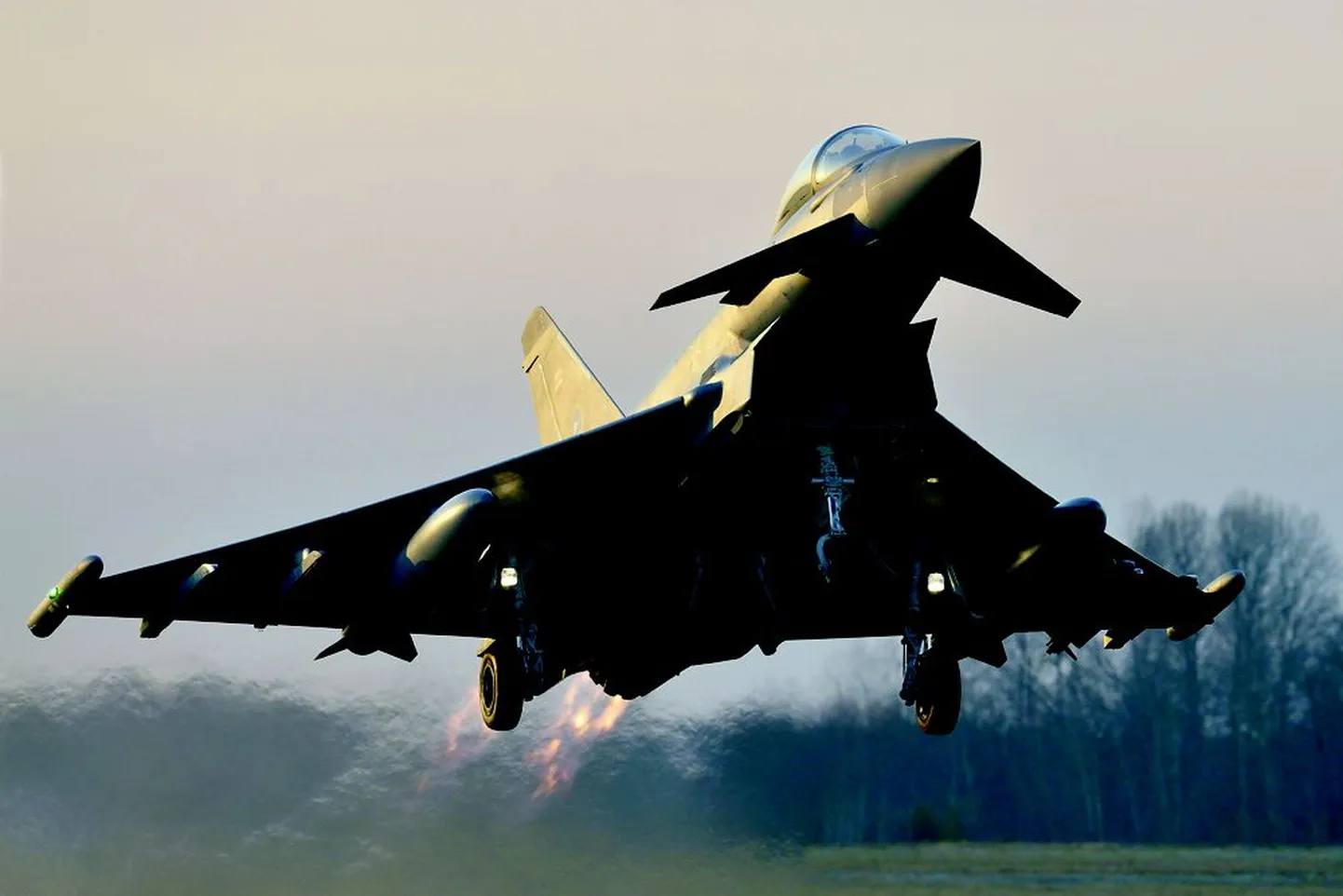 Lõppeva aasta muutunud julgeolekuolukord tõi esimest korda püsivalt Ämarisse õhuturvet 
tegema ka liitlaste hävitajad. Praegu baseeruvad seal Saksa Eurofighterid.