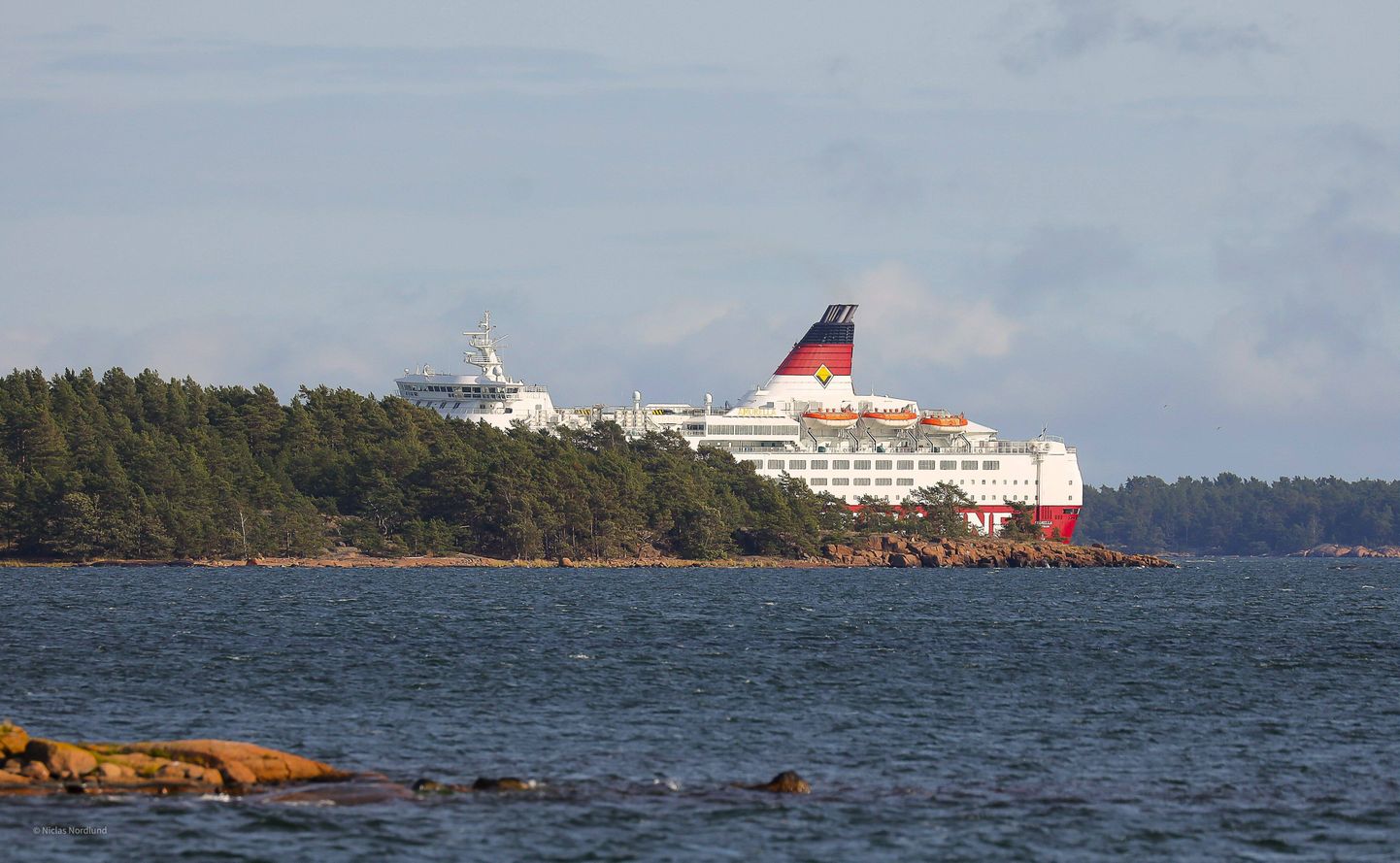 Круизный лайнер не может спрятаться за небольшим финским островом