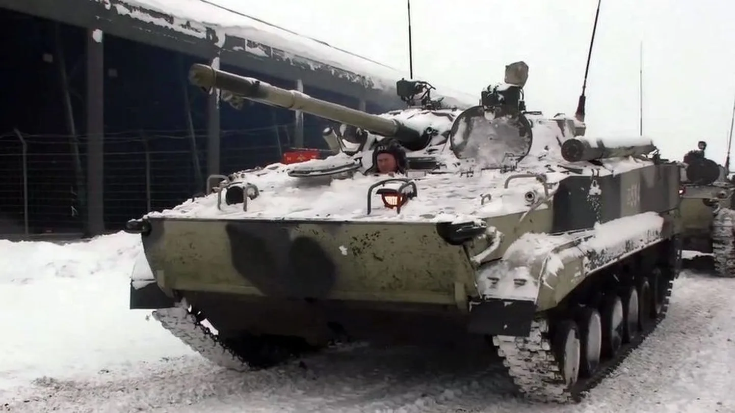 На недавно опубликованных изображениях видны российские танки и прочая бронетехника