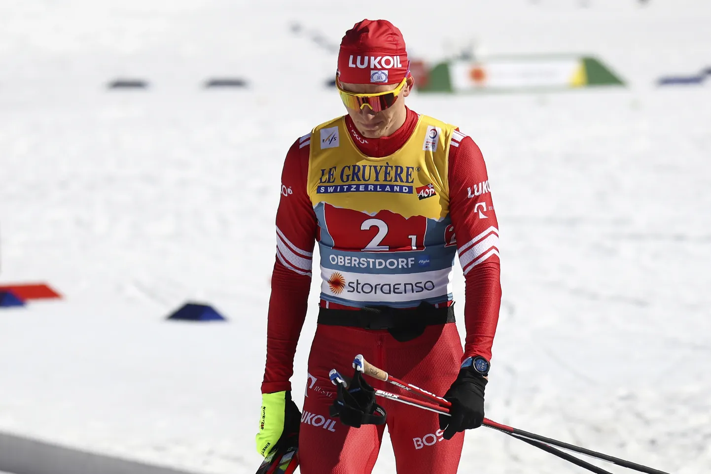 Pettunud Venemaa esisuusataja Aleksandrr Bolšunov jättis oma tiimikaaslase finišialale lamama ning ei tõtanud pronksmedali kindlustanud kaaslast õnnitlema.