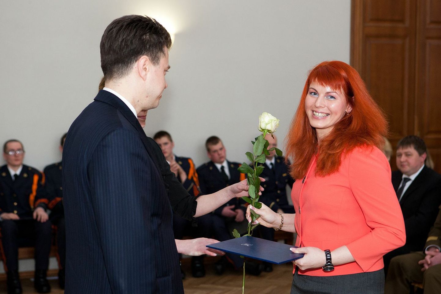 Kaitseminister andmas üle doktoritööde preemiat Maritana Sedõševale.