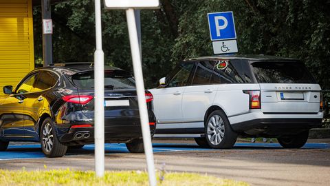 ГАЛЕРЕЯ ⟩ «Даже не ковыляют!»: Porsche и Range Rover беззастенчиво занимают парковочные места для инвалидов