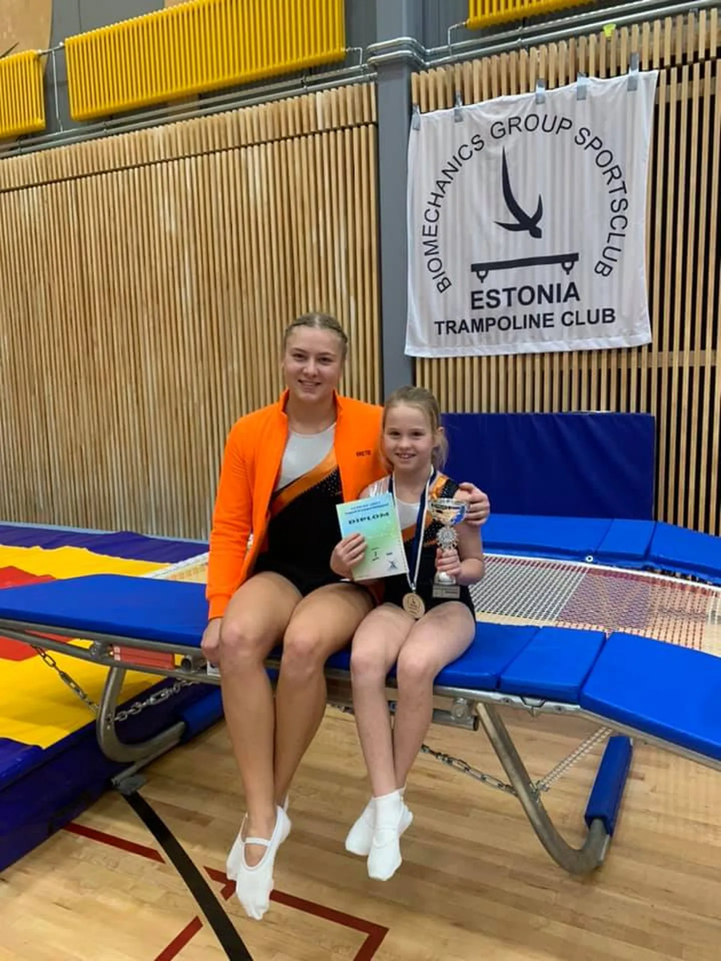 Krete Kaasik võib oma hoolealuse Marta Elli Kiuru üle väga uhke olla, sest väike topelttrampetihüppaja saavutas miniklassis esikoha.