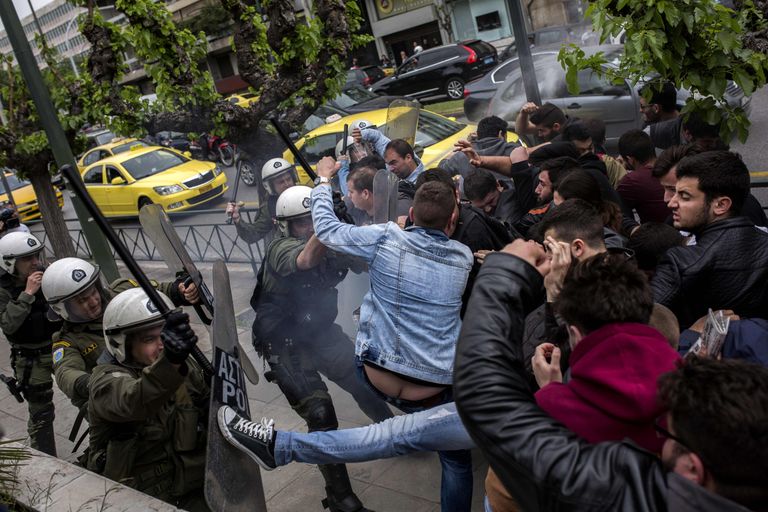 Märulipolitsei ajas Ameerika Ühendriikide vastase meeleavalduse Ateenas jõuga laiali. Vähemalt paar inimest sai vigastada.