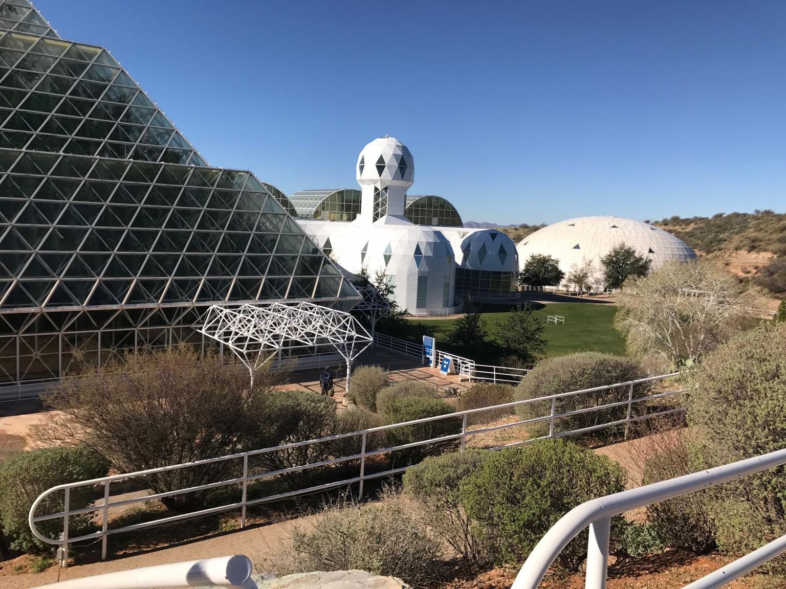 Projekti «Biosphere 2» hooned Arizona kõrbes. Katse luua väliskeskkonnast suletud miniatuurne biosfäär kukkus läbi, 1991. aastast õhukindlana hoitud hoonekompleks avati 2006. aastal, sest see oli muutund inimesele elukõlbmatuks. Teisisõnu: toimivat kosmosekolooniat ei õnnestunud tehislikult luua isegi koduplaneedil.