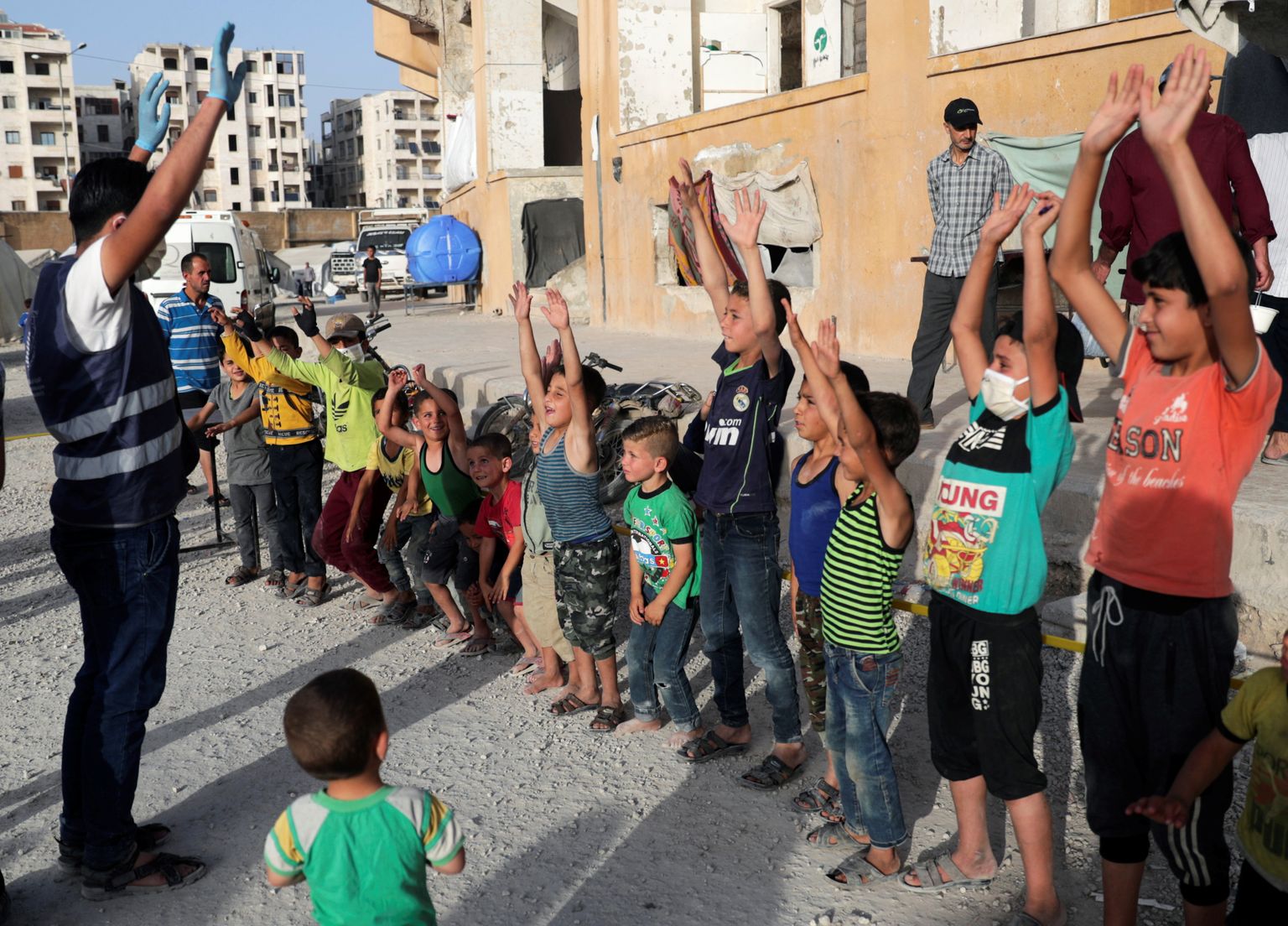 Vabatahtlik mängib põgenikest lastega Idlibi sisepagulaste laagris 19. mai 2020.