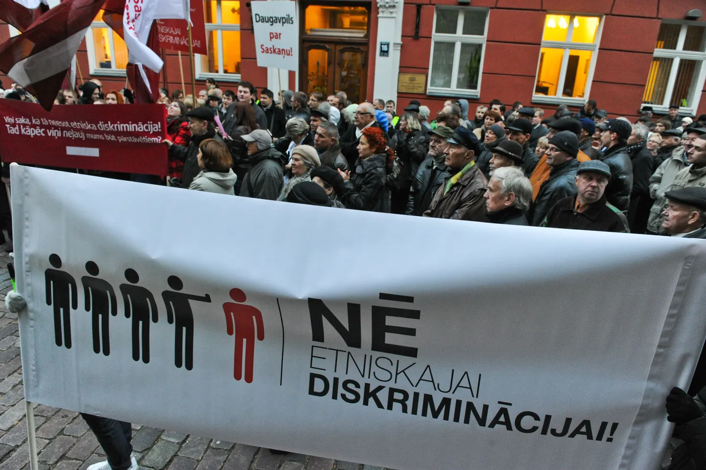 Mullu oktoobris, kui vastvalitud Läti parlament kogunes oma avaistungile, avaldasid valitsusest välja jäetud Koosmeele Keskuse toetajad seimihoone ees meelt, nõudes plakatiga «Ei etnilisele diskrimineerimisele» Läti venekeelse elanikkonna tagakiusamise lõpetamist.