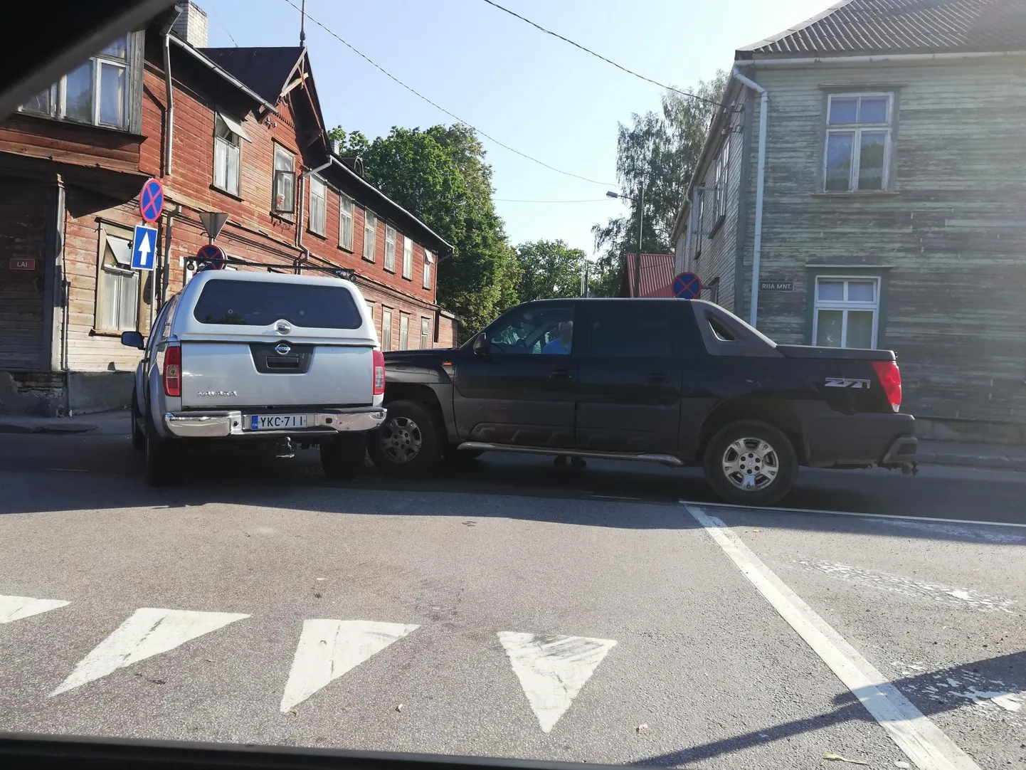 Kahe auto osalusel õnnetus takistas tiheda liiklusega teelõigul Riia maantee ja Vanapargi tänava ristmikul liiklust. Avariis osalenud masinad blokeerisid kesklinna poole viivad sõidurajad.