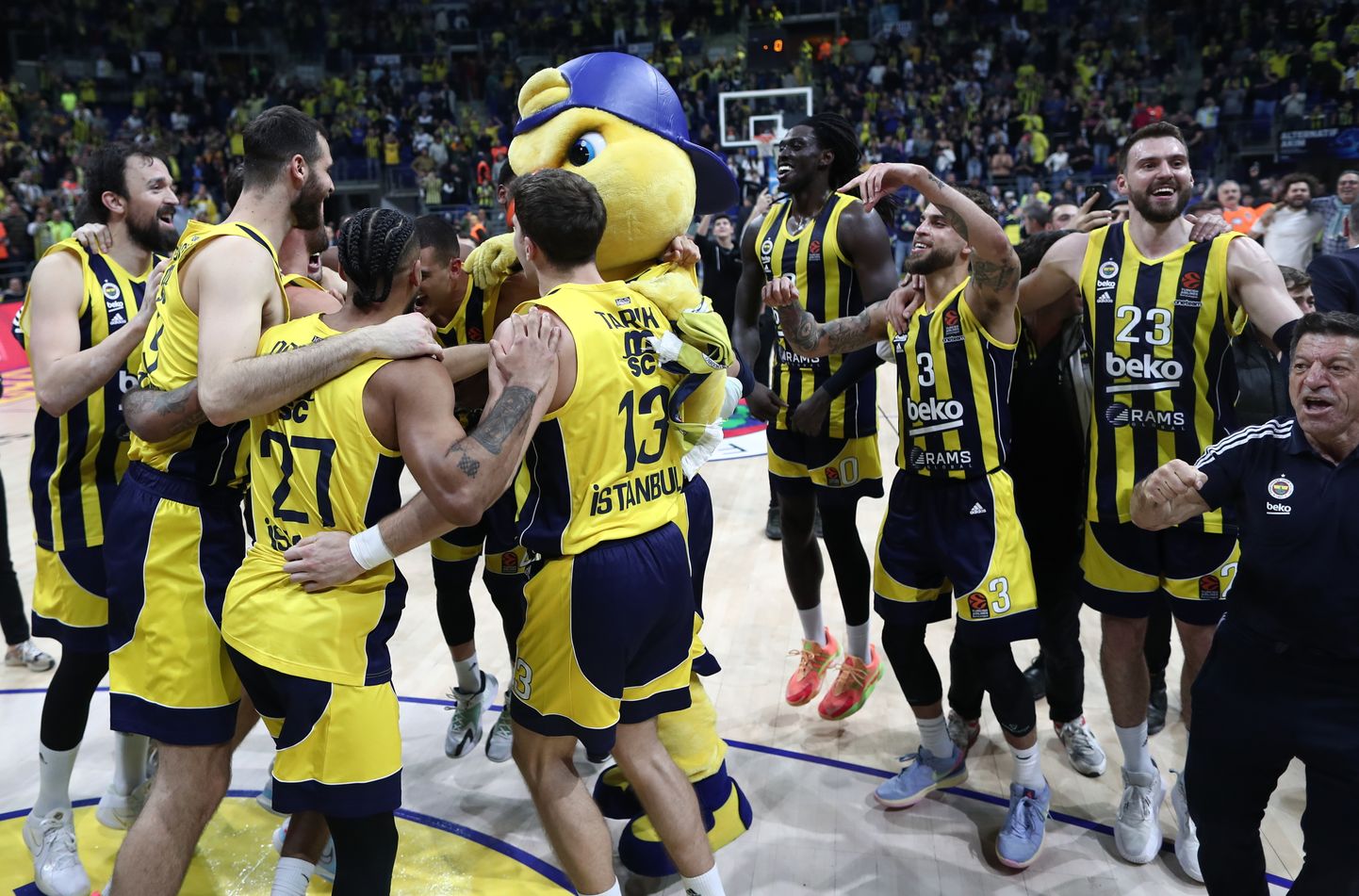 Istanbuli Fenerbahçe pallurid rõõmustamas pärast Madridi Reali alistamist. 99:100 kaotus oli Realile esimeseks sel Euroliiga hooajal.