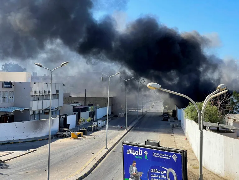 Tripoli kohal laupäeval tõusev suitsupilv.
