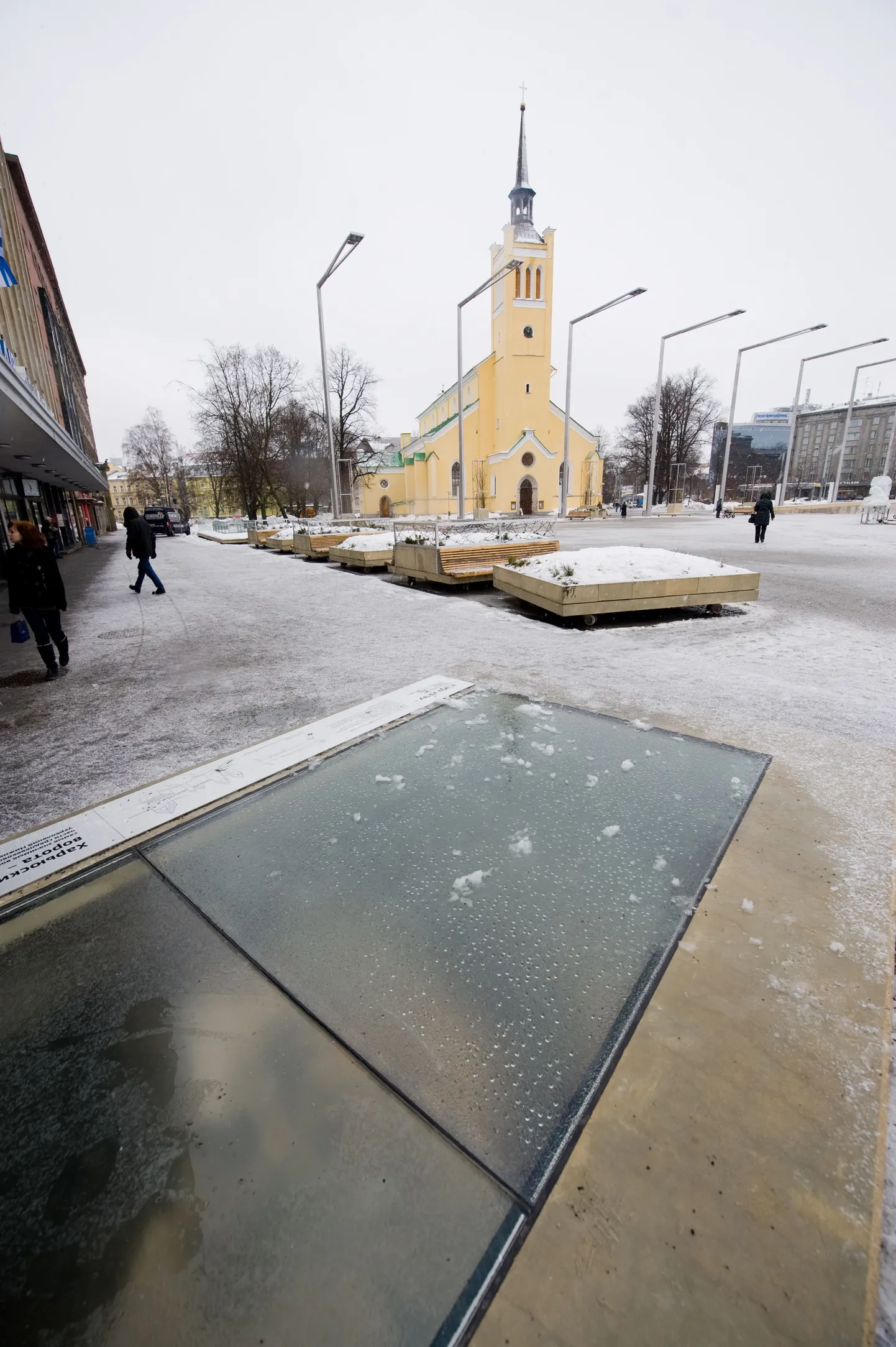 Vaateakna vasakpoolne klaas on terve, parempoolne on aga nii pragusid täis, et läbi selle pole midagi näha.