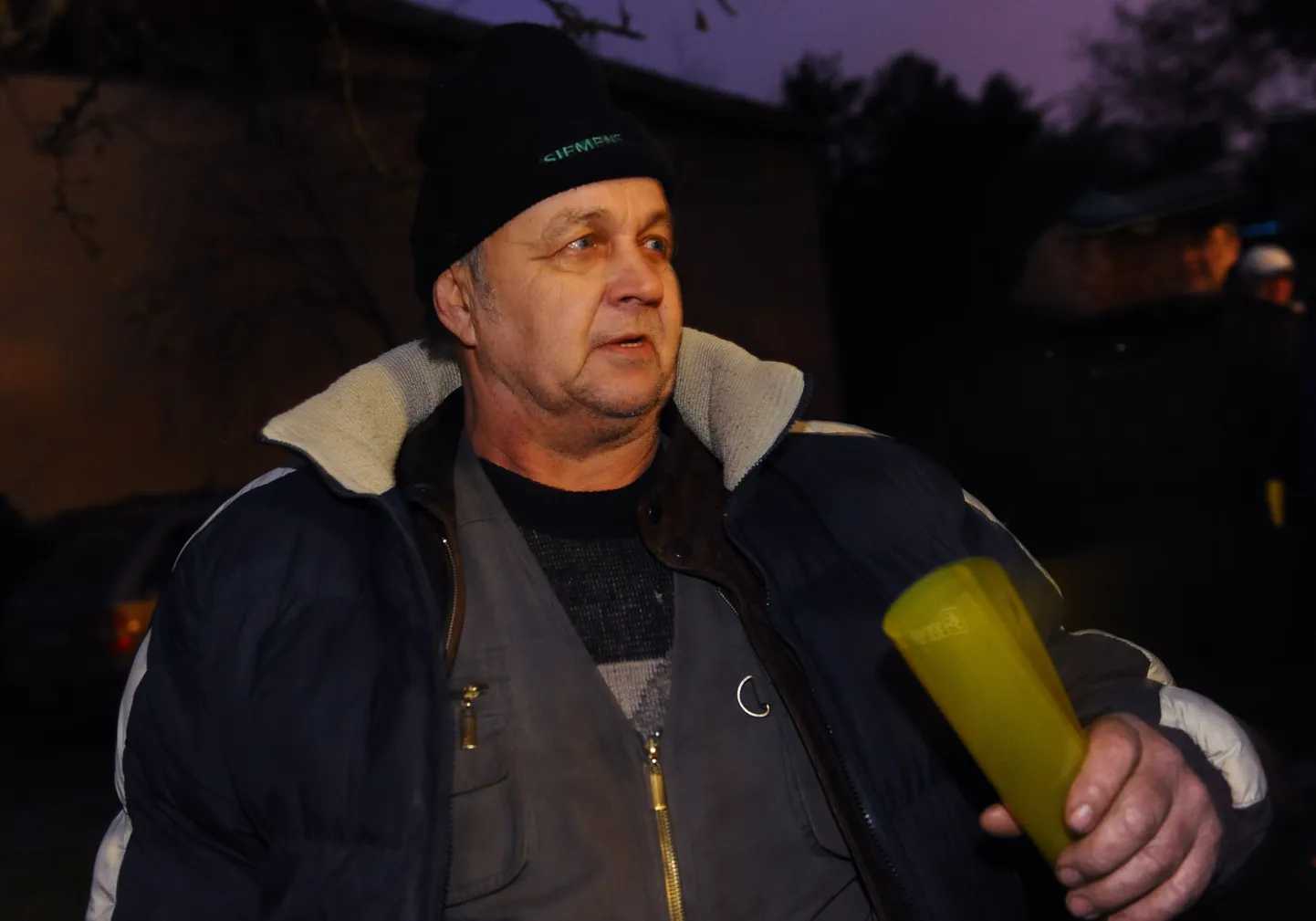 Saue mees Raivo Viidu ootas öö läbi keskkonnaameti ukse taga, et saaks esimeste seas kalastuskaardi taotluse sisse anda.