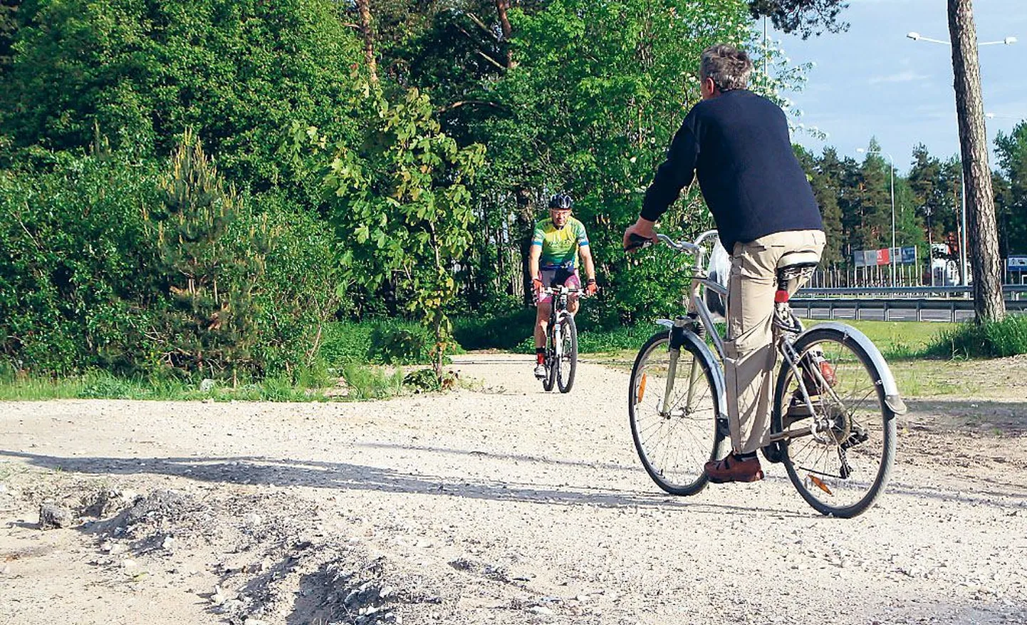 Mitme asjaolu kokkulangemise tõttu on kergliiklustee lõik Riia maantee ääres paraku asfaltkatteta.