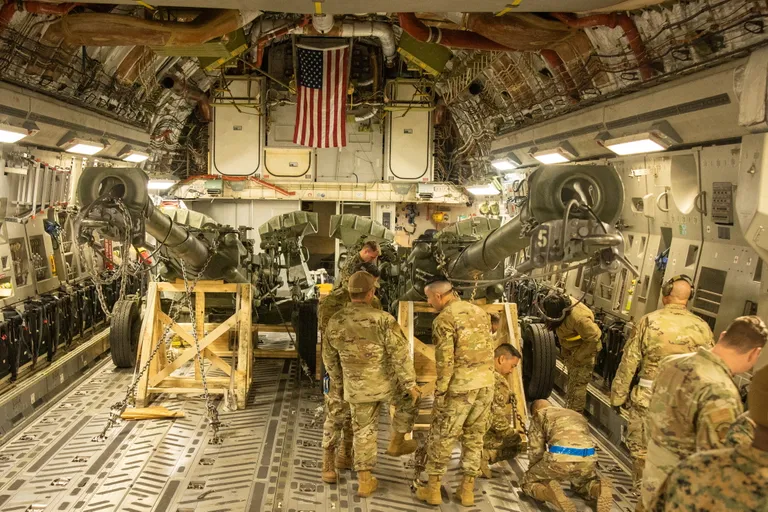 USA merejalaväelased laadimas õhujõudude kaubalennukisse C-17 Globmaster haubitsaid M777, mis saadeti Ukrainasse. Foto on tehtud 21. aprillil 2022