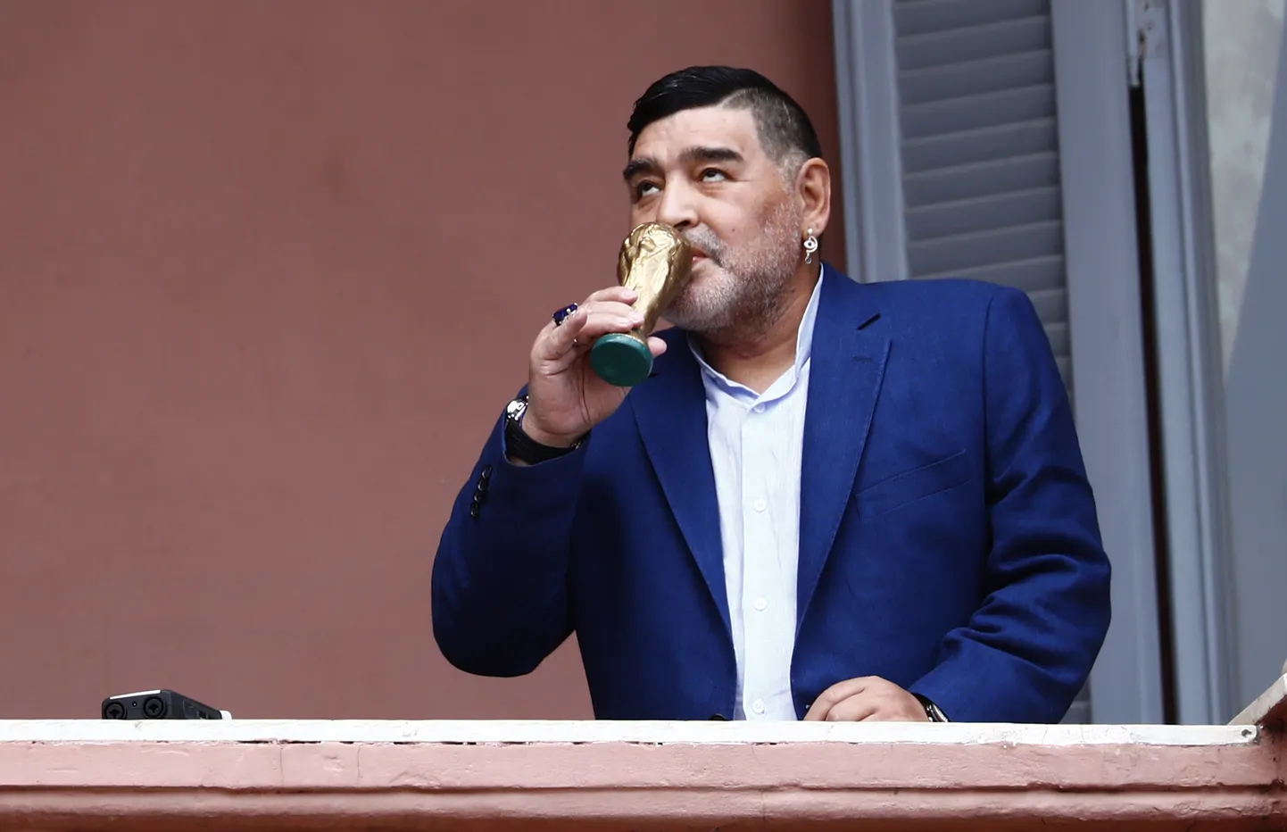Diego Maradona suudlemas 1986. aastal võidetud MM-karika koopiat. Foto on tehtud 2019. aasta 26. detsembril Bueno Aireses, Casa Rosada valitsushoone rõdul.