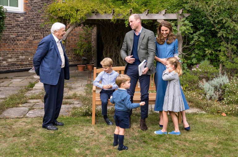 Принц Уильям и Кейт Миддлтон со своими детьми принцем Джорджем (сидит), принц Луи и принцесса Шарлотта на встрече с Дэвидом Аттенборо.