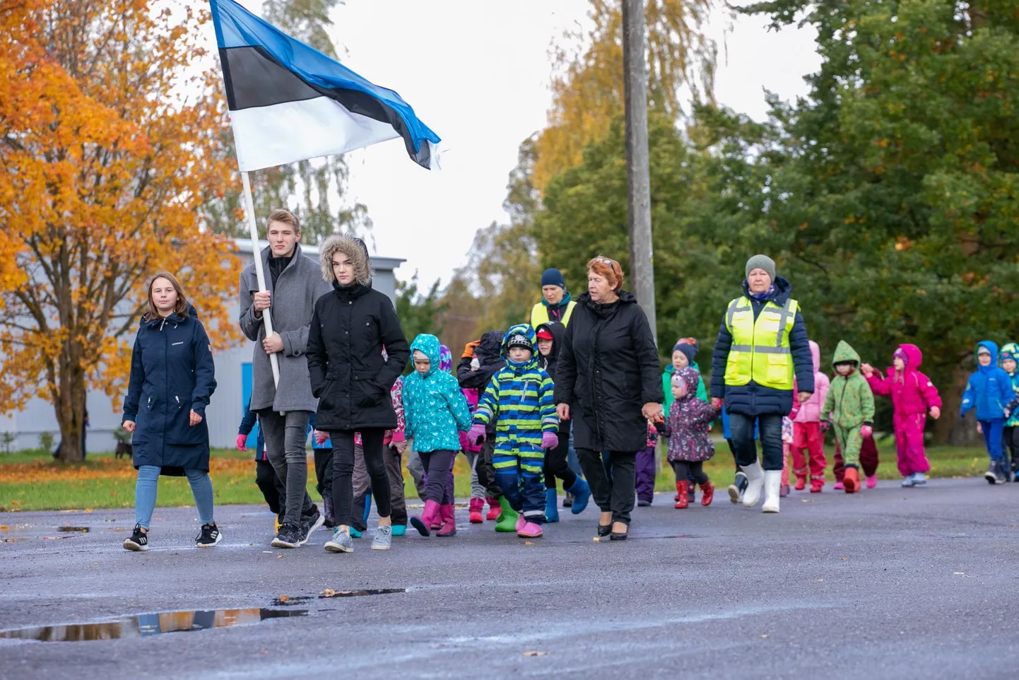 Pidulikus rongkäigus suunduti mälestuskivi juurest koolimajja.