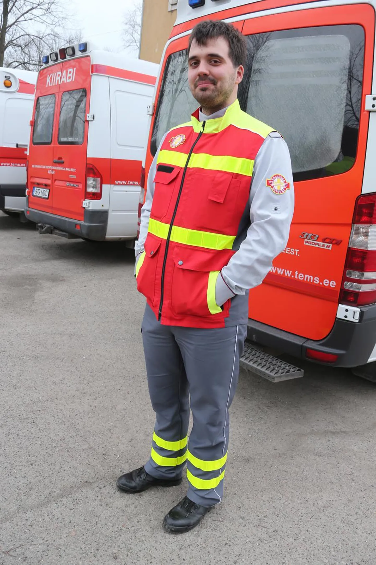 Tallinna kiirabi töötaja Juhan Koort kannab uusi rõivaid.
