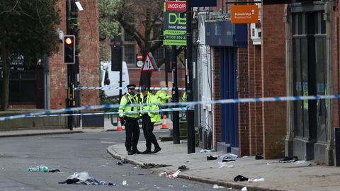 Auto Lielbritānijā ietriecies gājējos; ir vairāki ievainotie