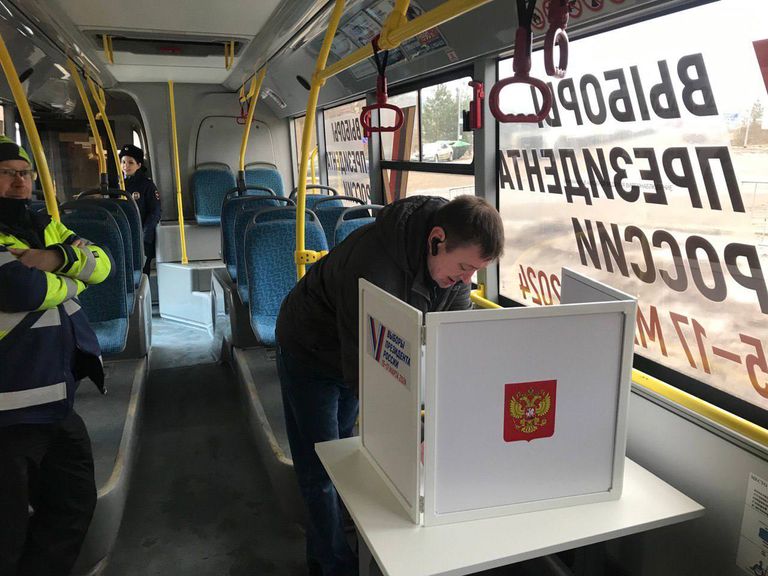 Мужчина голосует в автобусе на границе с Эстонией.