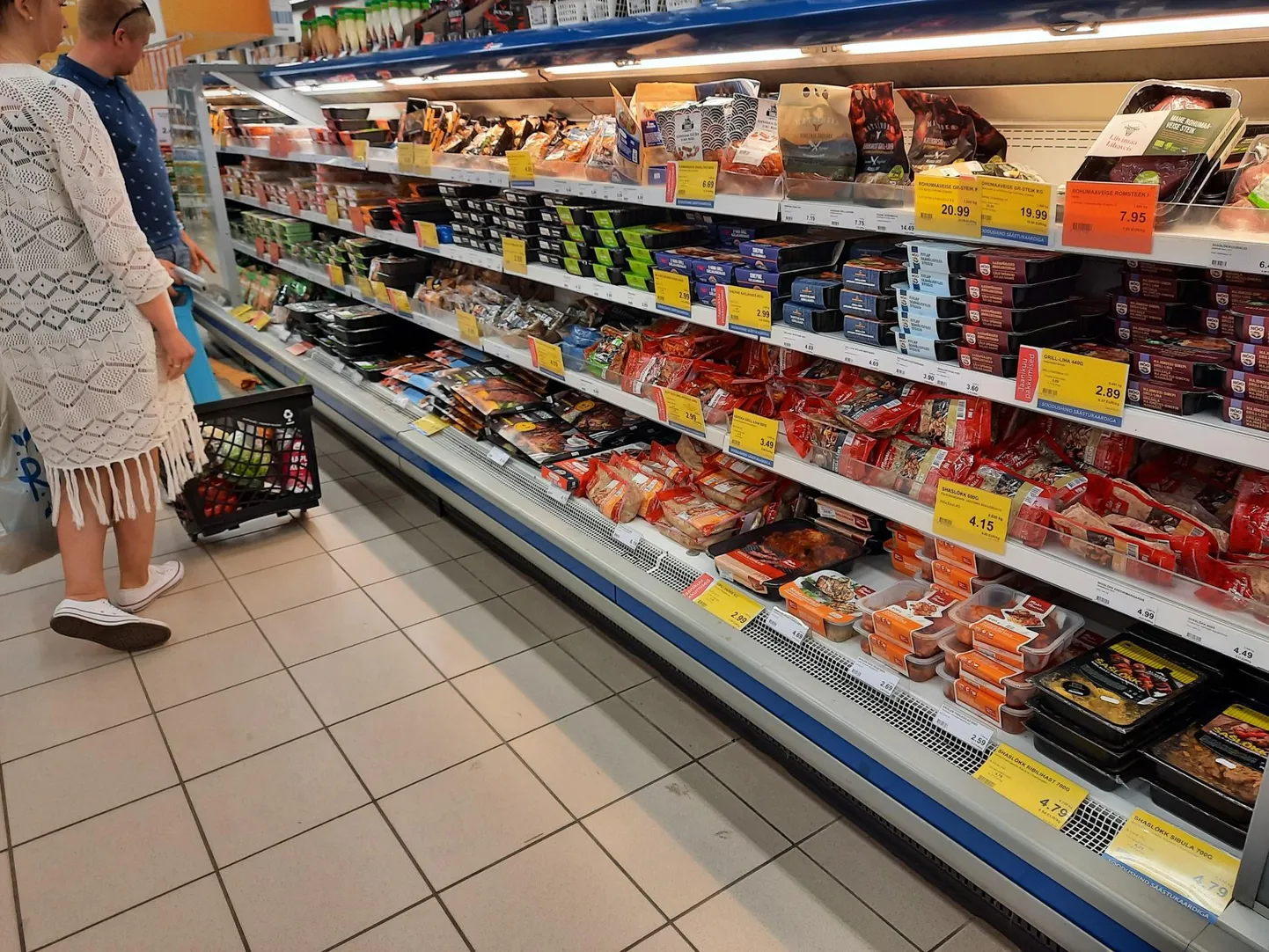 Rakvere ostukeskused olid jaanipäevaks hästi valmistunud ning täna ei tohiks küll keegi grillimiskaubast ilma jääda.