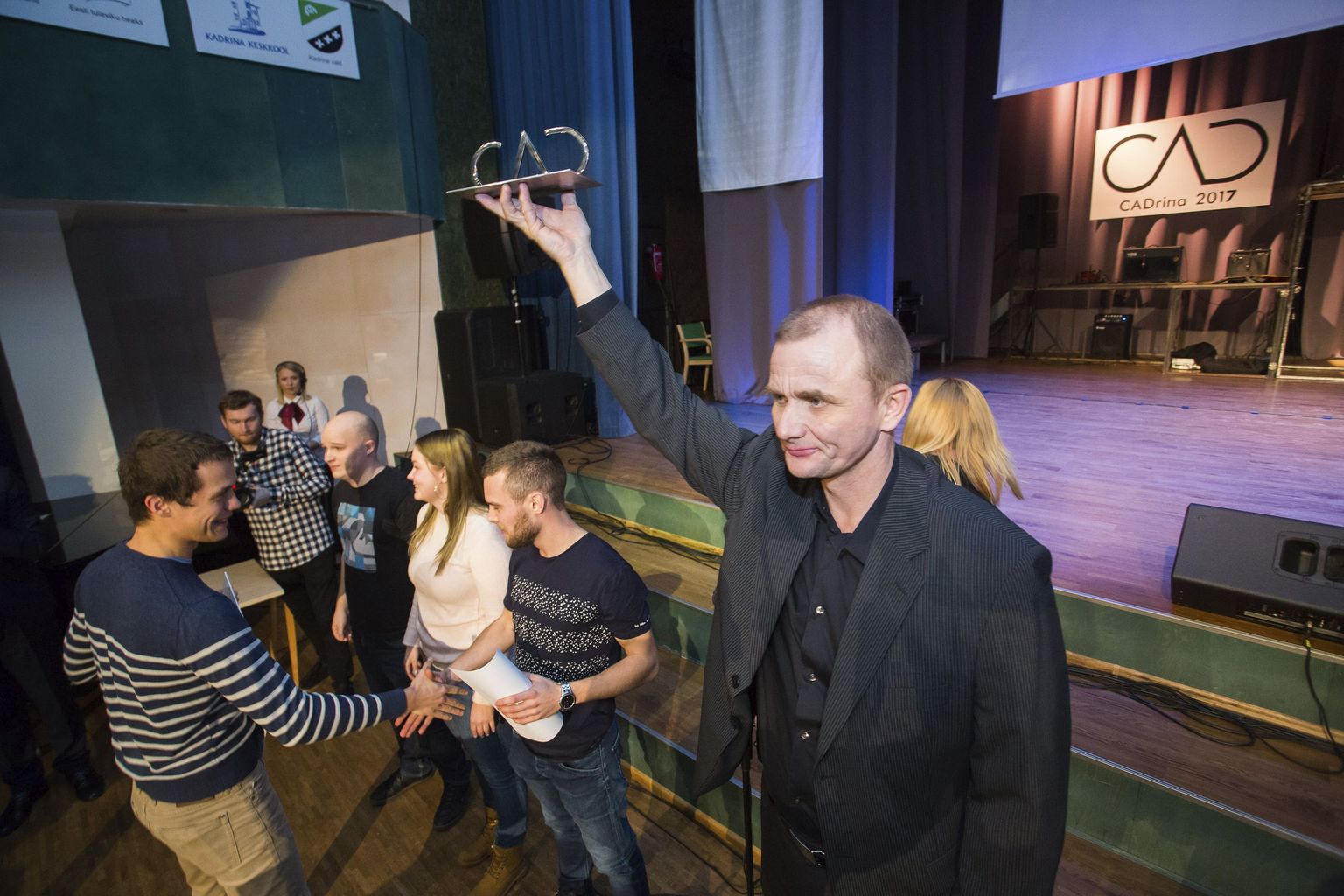 CADrina idee autor, Kadrina keskkooli vilistlane, Aru Grupi juhatuse liige Juhan Viise õnnitleb viiendat korda võidutsenud Tallinna tehnikakõrgkooli meeskonda.