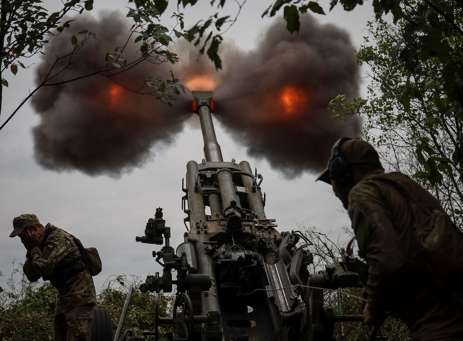 Ukraina sõjaväelased tulistamas M777 haubitsast rindejoonel Harkivi oblastis.