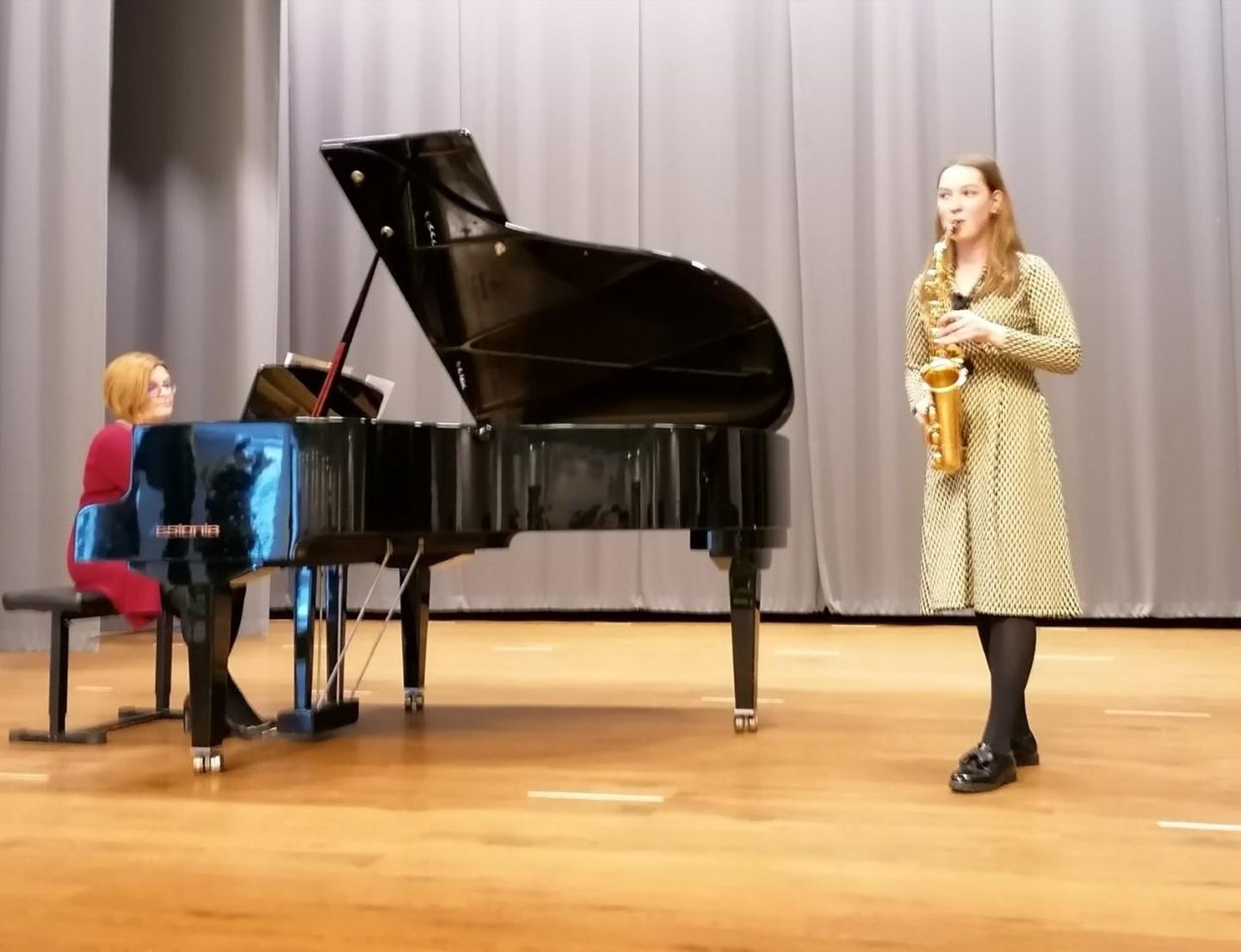 Kadrina kunstidekooli saksofonisti Anete Jäetmat saadab klaveril kontsertmeister Piret Villem.