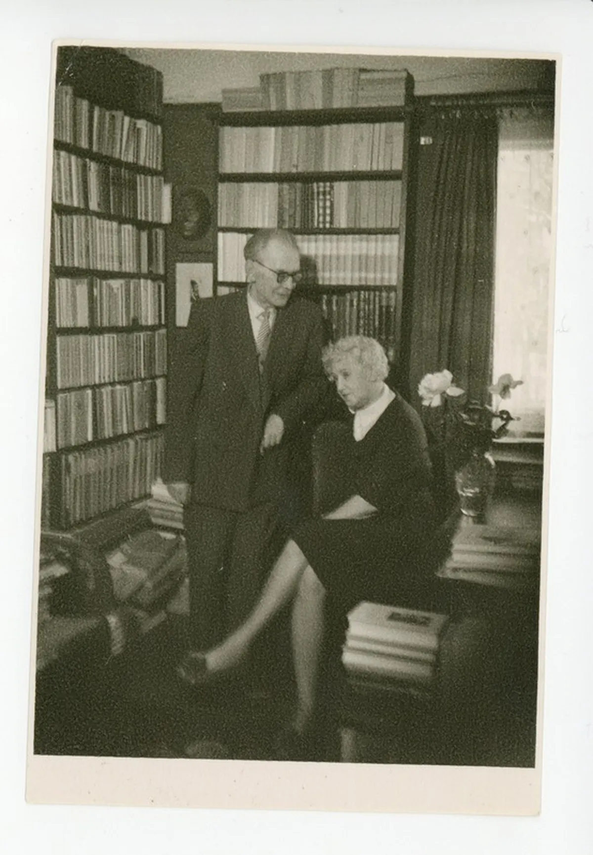 Friedebert ja Elo Tuglas kabinetis, 1960, UTKK F 2:3/K2,