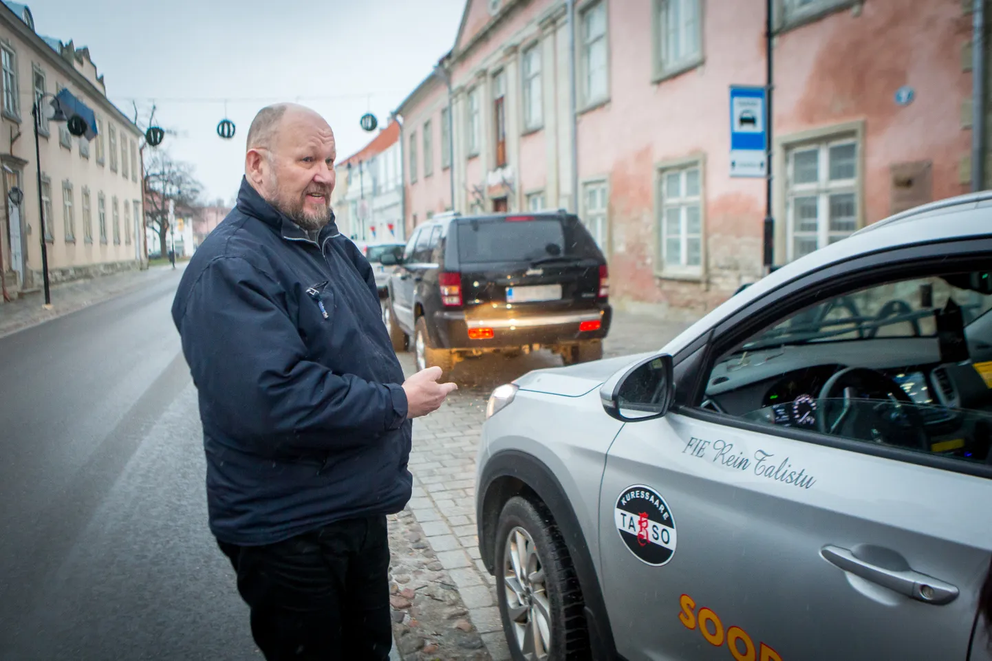 KELLE AUTO? Rein Talistu sõnul ei saa taksod oma kolmele parkimiskohale kuidagi ligi, alatasa pargivad taksofirma kohtadel võõrad autod.