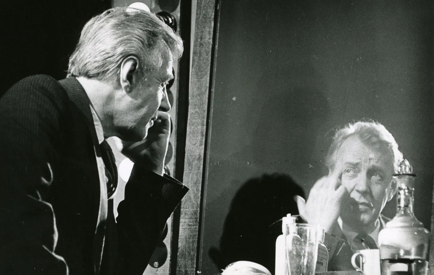 Hetk Mikk Mikiveri 1991. aastal Eesti Draamateatris esietendunud lavastusest «Elu teatris», Aarne Üksküla kehastada oli vanema näitleja, Roberti roll.